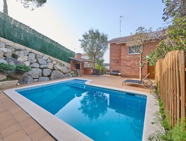 Casa pareada con piscina